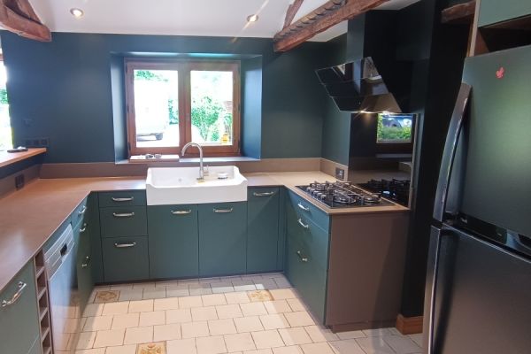 Cuisine à cadres Vert et Bois, une cuisine réalisée par SoCoo'c Périgueux