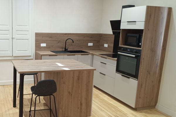 Cuisine effet bois/blanc avec ilôt central, une cuisine réalisée par SoCoo'c Le Pont-de-Beauvoisin