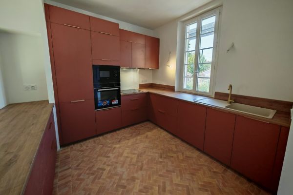 cuisine ouverte sur séjour terracotta et bois, une cuisine réalisée par SoCoo'c Marseille Cantini