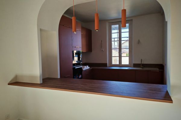 cuisine ouverte sur séjour terracotta et bois, une cuisine réalisée par SoCoo'c Marseille Cantini