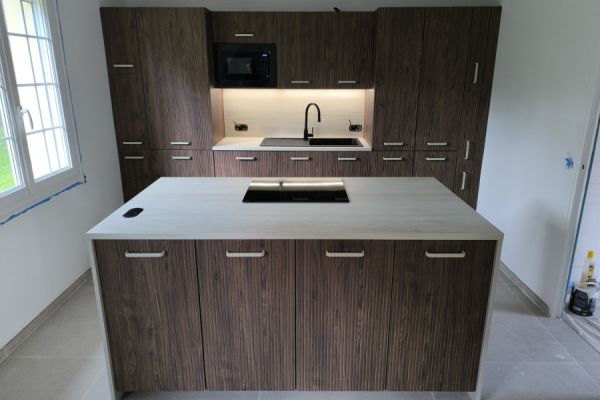 Cuisine avec îlot noyer et travertin, une cuisine réalisée par SoCoo'c Rouen Tourville