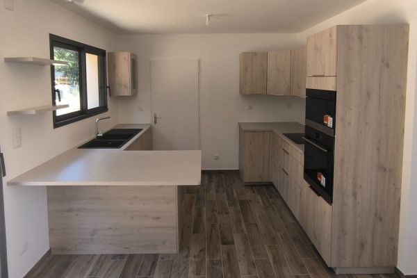 Cuisine bois clair et beige, une cuisine réalisée par SoCoo'c Rouen Tourville