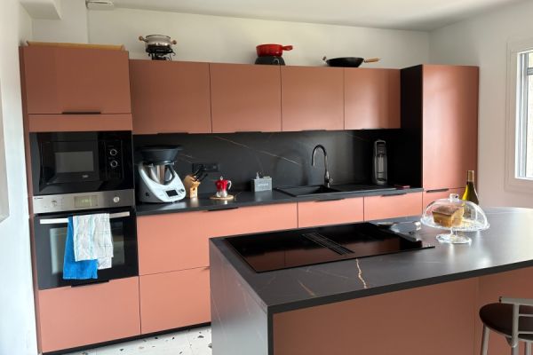 Une jolie cuisine terra cota, une cuisine réalisée par SoCoo'c Lyon Chaponost