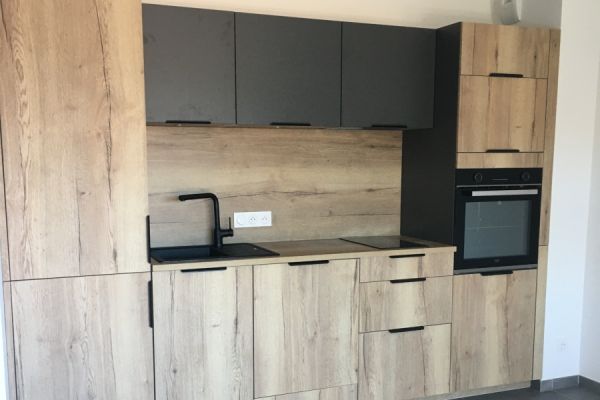 Cuisine noir et bois , une cuisine réalisée par SoCoo'c Bastia