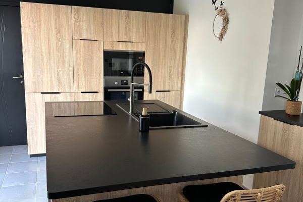 Cuisine Noire et Bois avec ilot , une cuisine réalisée par SoCoo'c Villefranche