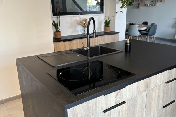 Cuisine Noire et Bois avec ilot , une cuisine réalisée par SoCoo'c Villefranche