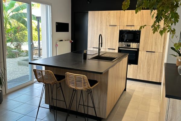 Cuisine Noire et Bois avec ilot , une cuisine réalisée par SoCoo'c Villefranche