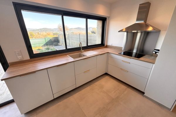 Cuisine blanche et bois, une cuisine réalisée par SoCoo'c Fréjus