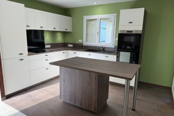 Cuisine blanche et bois en îlot chez Diane, une cuisine réalisée par SoCoo'c Amberieu