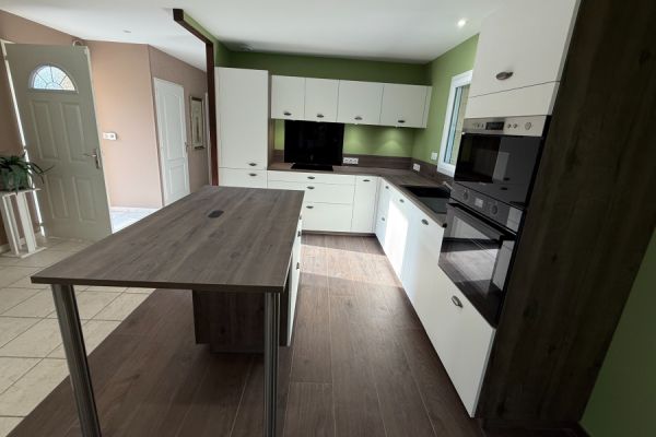 Cuisine blanche et bois en îlot chez Diane, une cuisine réalisée par SoCoo'c Amberieu