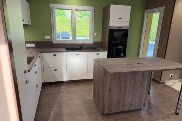 Cuisine blanche et bois en îlot chez Diane, une cuisine réalisée par SoCoo'c Amberieu