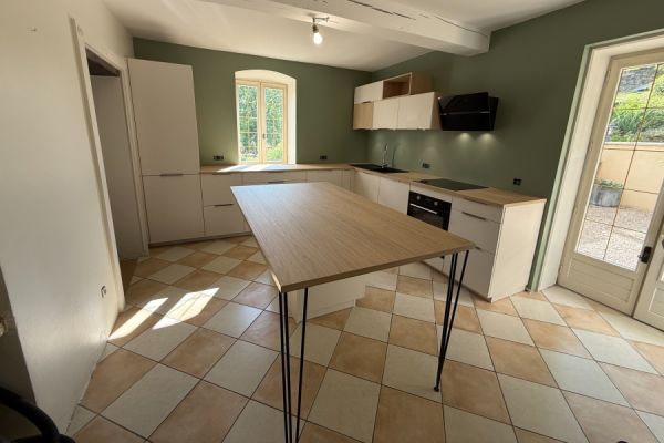 Cuisine blanche et bois avec coin repas chez Anne, une cuisine réalisée par SoCoo'c Amberieu