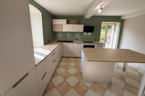 Cuisine blanche et bois avec coin repas chez Anne, une cuisine réalisée par SoCoo'c Amberieu