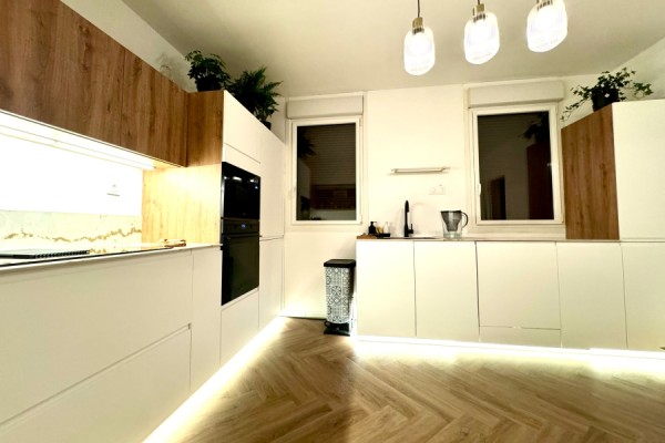 La cuisine blanche et bois de Mr P et Mme V, une cuisine réalisée par SoCoo'c Rennes Melesse