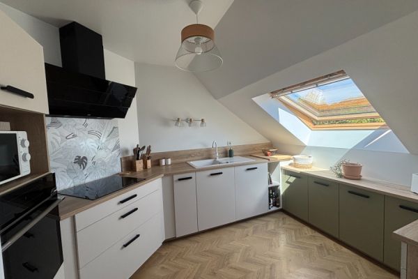 La cuisine sous pente bicolore de Marina, une cuisine réalisée par SoCoo'c Saint Malo