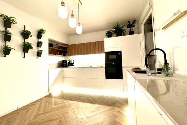 La cuisine blanche et bois de Mr P et Mme V, une cuisine réalisée par SoCoo'c Rennes Melesse