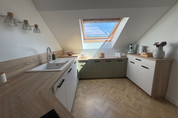 La cuisine sous pente bicolore de Marina, une cuisine réalisée par SoCoo'c Saint Malo