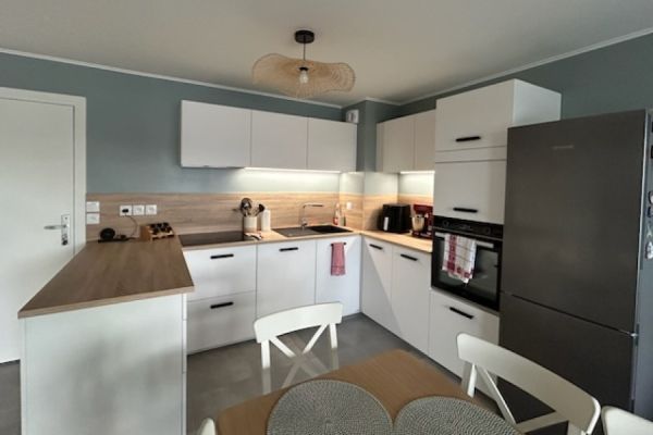 Cuisine en "U" blanche et bois , une cuisine réalisée par SoCoo'c Selestat