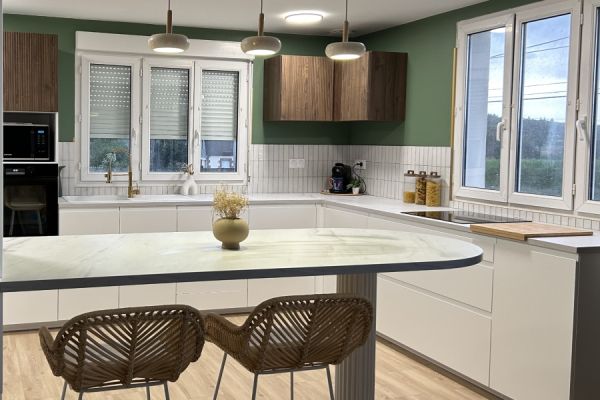 Cuisine chic en blanc et bois, une cuisine réalisée par SoCoo'c Guingamp