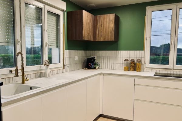 Cuisine chic en blanc et bois, une cuisine réalisée par SoCoo'c Guingamp