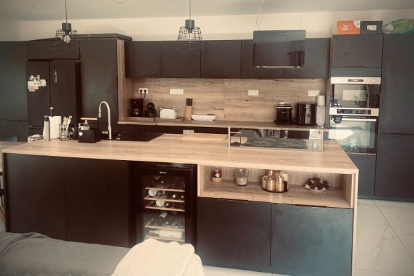 Cuisine noire et bois avec coin repas / îlot chez Julie, une cuisine réalisée par SoCoo'c Amberieu