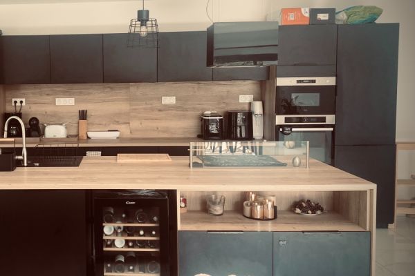 Cuisine noire et bois avec coin repas / îlot chez Julie, une cuisine réalisée par SoCoo'c Amberieu
