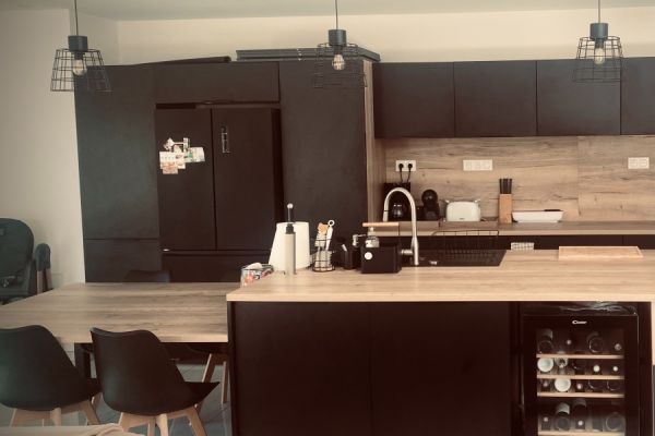 Cuisine noire et bois avec coin repas / îlot chez Julie, une cuisine réalisée par SoCoo'c Amberieu