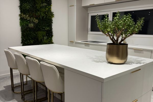 La cuisine blanc coco, chamois et dorée de M. et Mme B., une cuisine réalisée par SoCoo'c Lille Englos