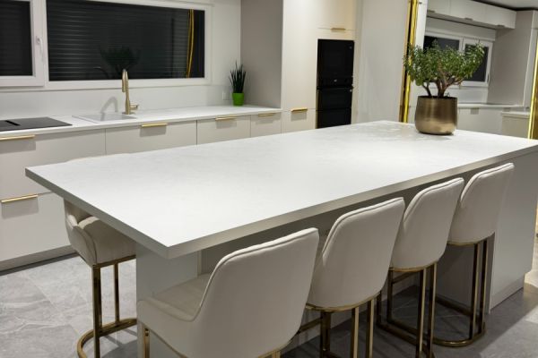 La cuisine blanc coco, chamois et dorée de M. et Mme B., une cuisine réalisée par SoCoo'c Lille Englos