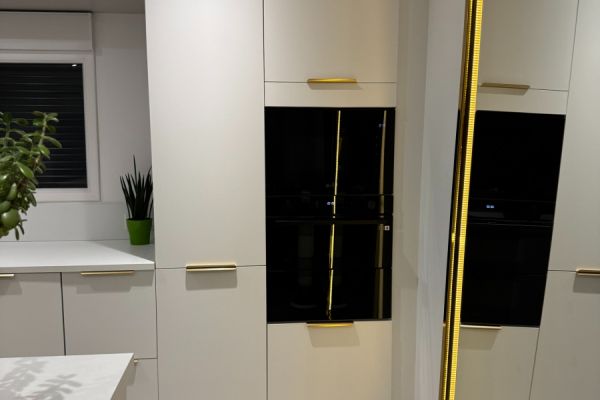 La cuisine blanc coco, chamois et dorée de M. et Mme B., une cuisine réalisée par SoCoo'c Lille Englos