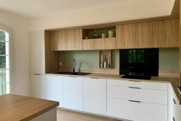 La cuisine blanche et bois de Kiri & Maxim, une cuisine réalisée par SoCoo'c Pau
