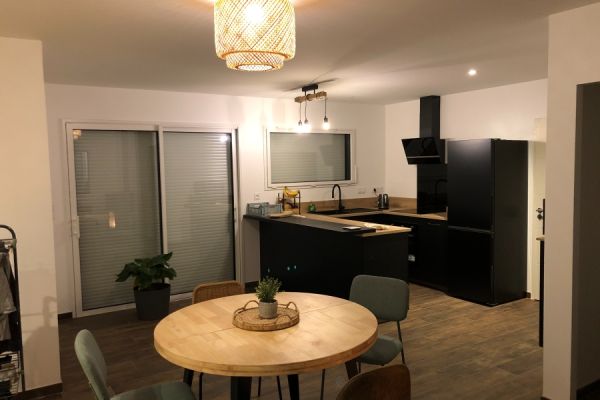 Cuisine noir et bois en U, une cuisine réalisée par SoCoo'c La Roche sur Yon