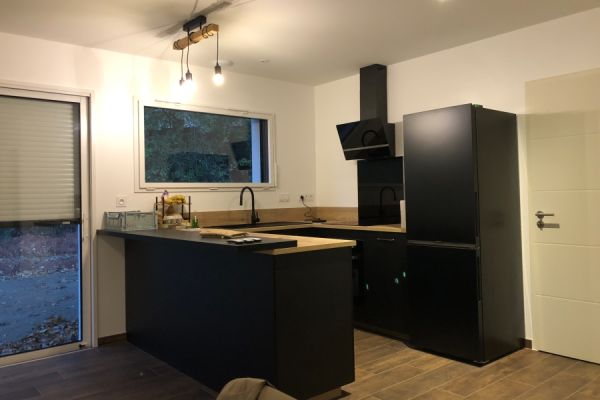 Cuisine noir et bois en U, une cuisine réalisée par SoCoo'c La Roche sur Yon