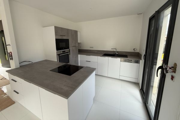 Cuisine blanche et grise très moderne et lumineuse !, une cuisine réalisée par SoCoo'c Pontivy