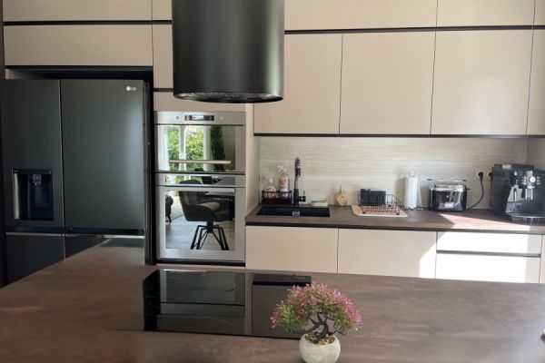 CUISINE BEIGE SANS POIGNEES, une cuisine réalisée par SoCoo'c Fréjus