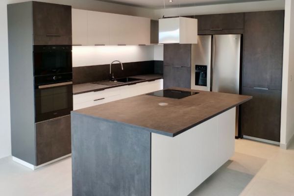 Cuisine blanche et béton avec îlot, une cuisine réalisée par SoCoo'c Fréjus