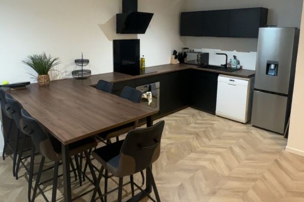 Cuisine Noir mat et Noyer , une cuisine réalisée par SoCoo'c Bain de Bretagne