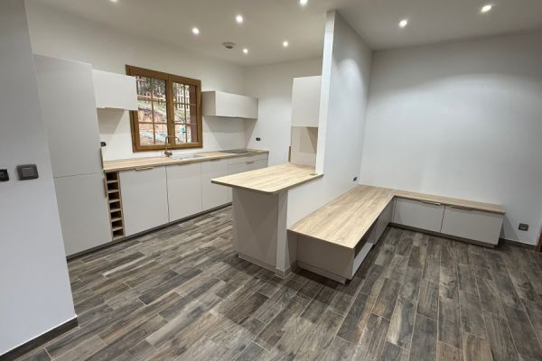 Cuisine blanc & bois clair, une cuisine réalisée par SoCoo'c Carcassonne