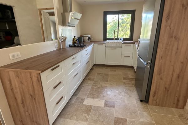 Cuisine moderne bois et blanc, Élégance intemporelle, une cuisine réalisée par SoCoo'c Tours Nord