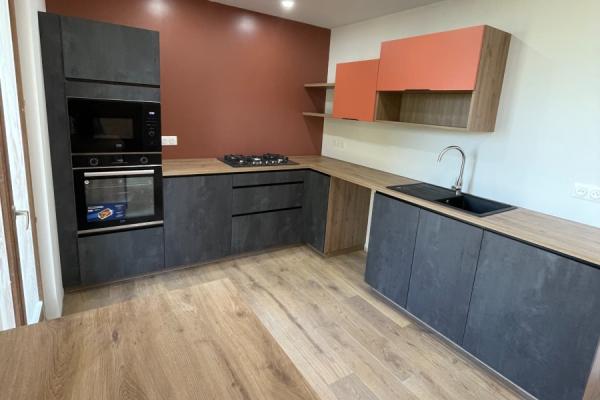 Cuisine grise et bois, une cuisine réalisée par SoCoo'c Bastia