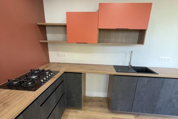 Cuisine grise et bois, une cuisine réalisée par SoCoo'c Bastia