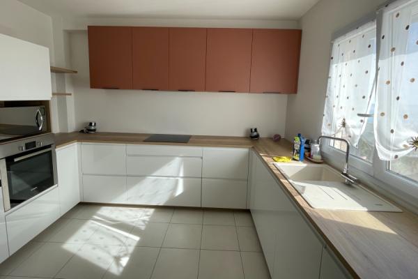 Cuisine blanche, bois et terracotta, une cuisine réalisée par SoCoo'c Bastia