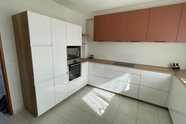 Cuisine blanche, bois et terracotta, une cuisine réalisée par SoCoo'c Bastia