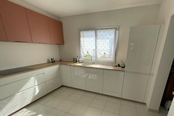 Cuisine blanche, bois et terracotta, une cuisine réalisée par SoCoo'c Bastia