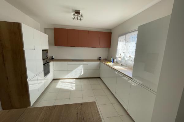 Cuisine blanche, bois et terracotta, une cuisine réalisée par SoCoo'c Bastia