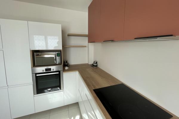 Cuisine blanche, bois et terracotta, une cuisine réalisée par SoCoo'c Bastia