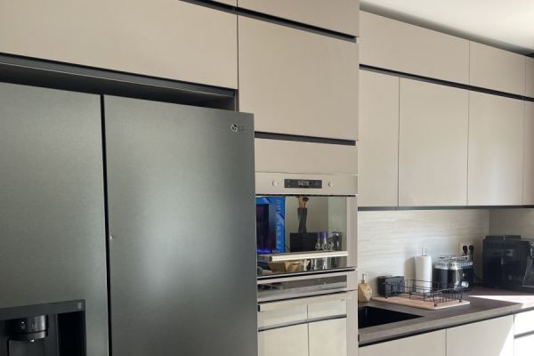 CUISINE BEIGE SANS POIGNEES, une cuisine réalisée par SoCoo'c Fréjus