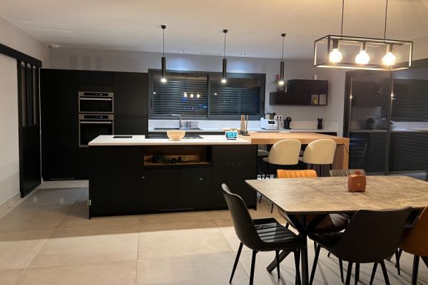 Chez Morgane et Bryan, un gros îlot pour l&#039;apéro !, une cuisine réalisée par SoCoo'c Pamiers