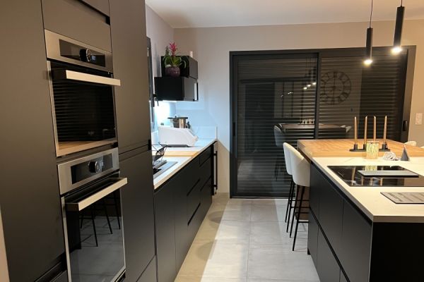Chez Morgane et Bryan, un gros îlot pour l&#039;apéro !, une cuisine réalisée par SoCoo'c Pamiers