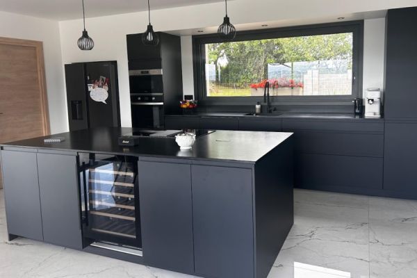 La cuisine de Martin ! Granit Noir et façade Piky noir , une cuisine réalisée par SoCoo'c Pamiers